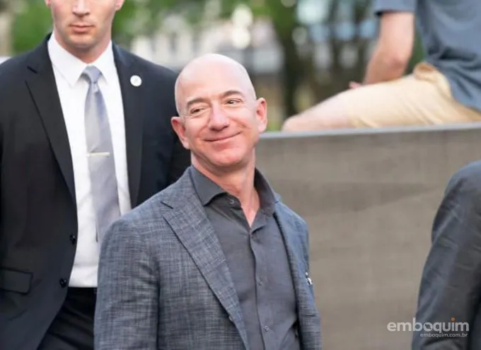 Brasileiros mais ricos do mundo negocia compra de clube inglês ao lado de dono da Amazon