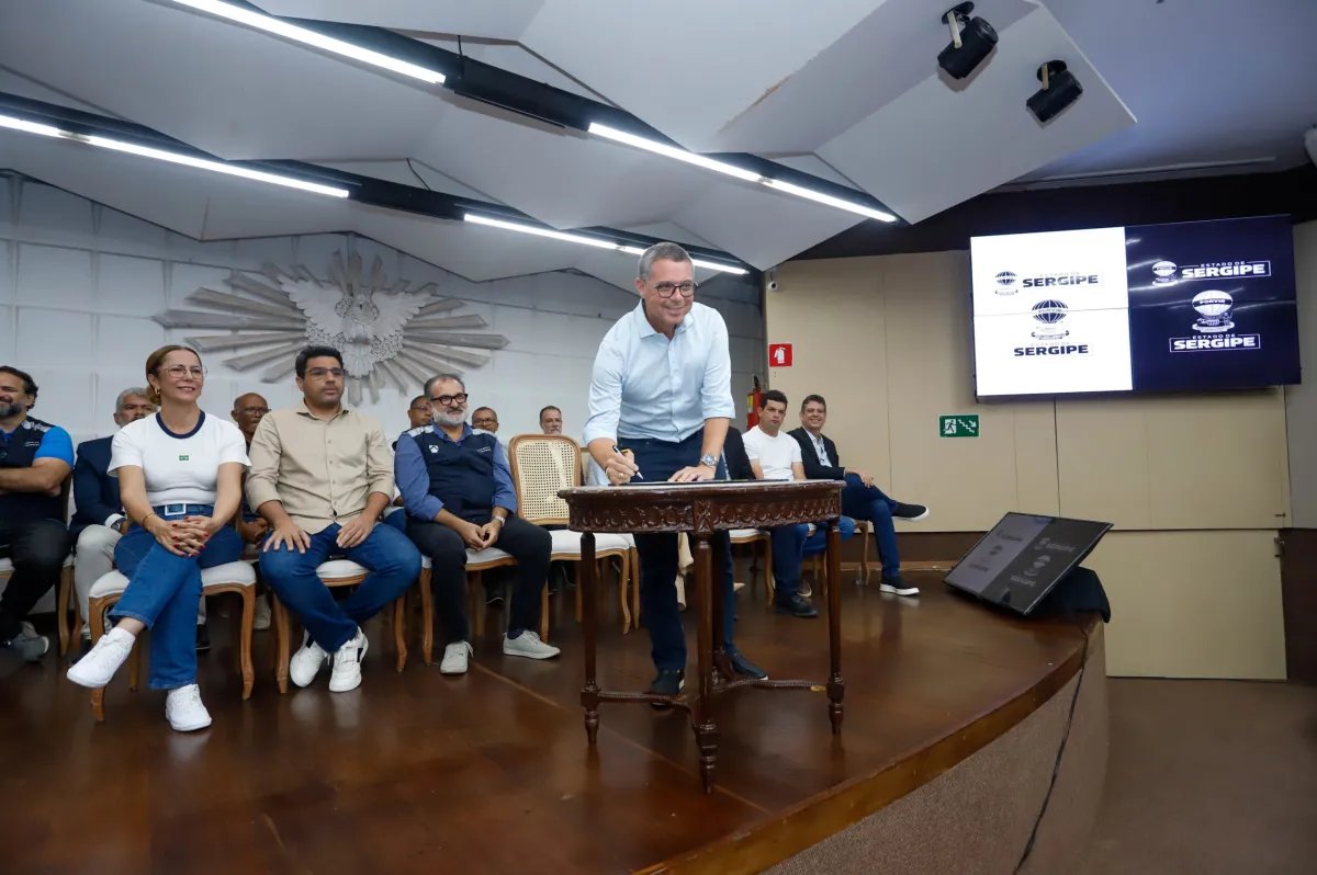 Solenidade de assinatura contou com a presença do ministro dos Transportes, George Santoro (Foto: Artur Soares